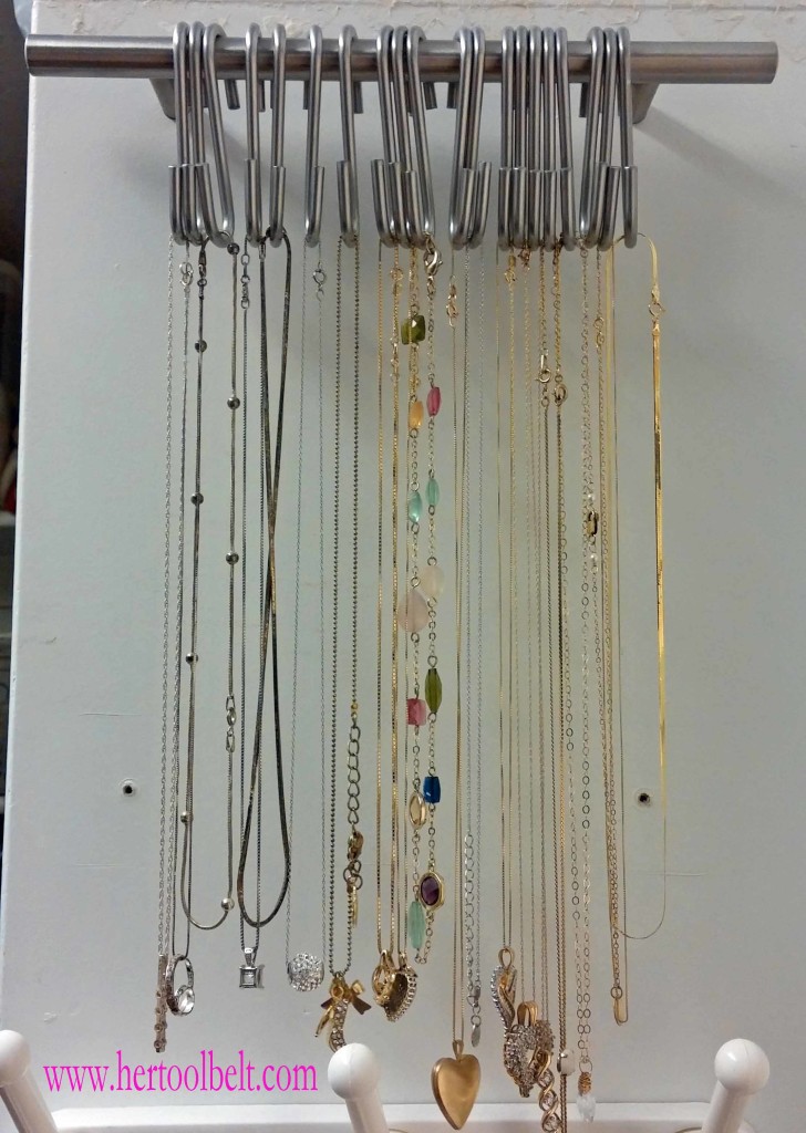 Pull and hooks necklace storage hertoolbelt