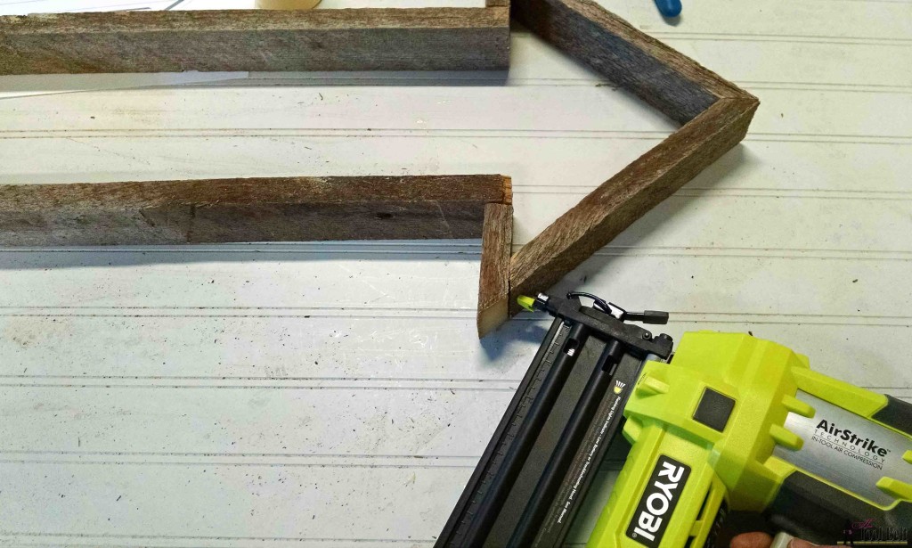 Build an easy industrial and rustic arrow with reclaimed wood and old corrugated tin with these free plans.