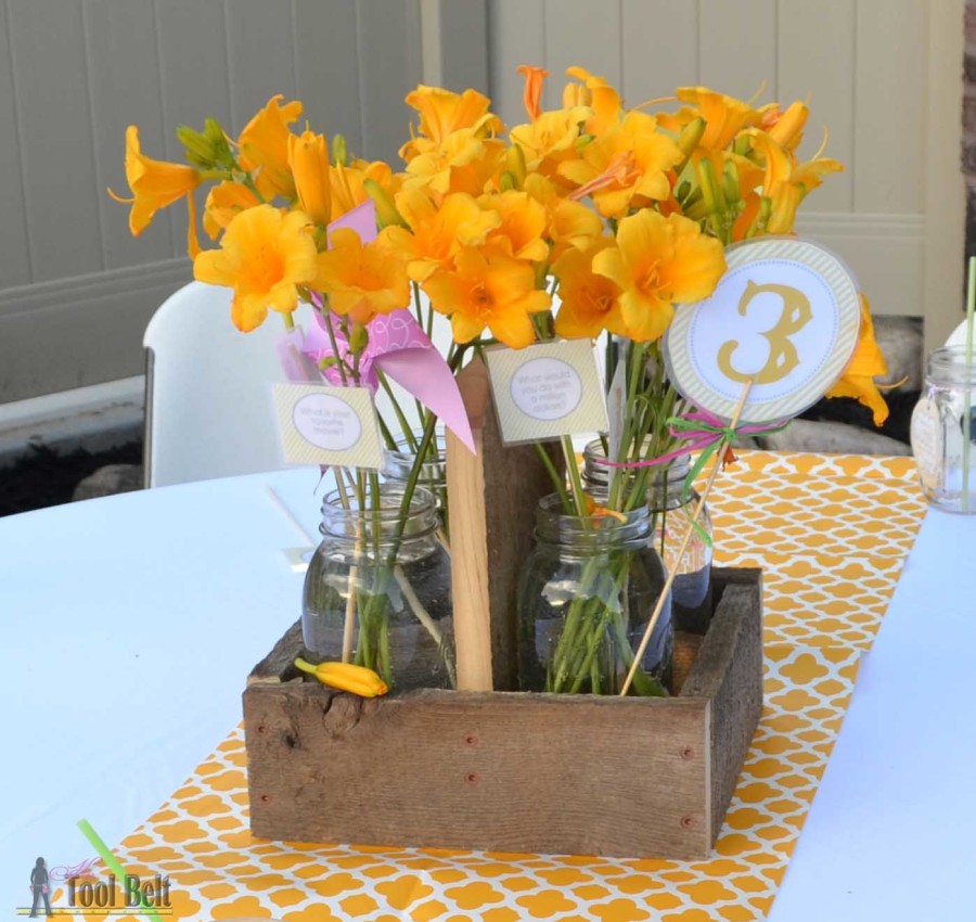 The perfect centerpiece for a rustic wedding or party! Free Plans for a DIY square planter box caddy that holds 4 quart mason jars. 