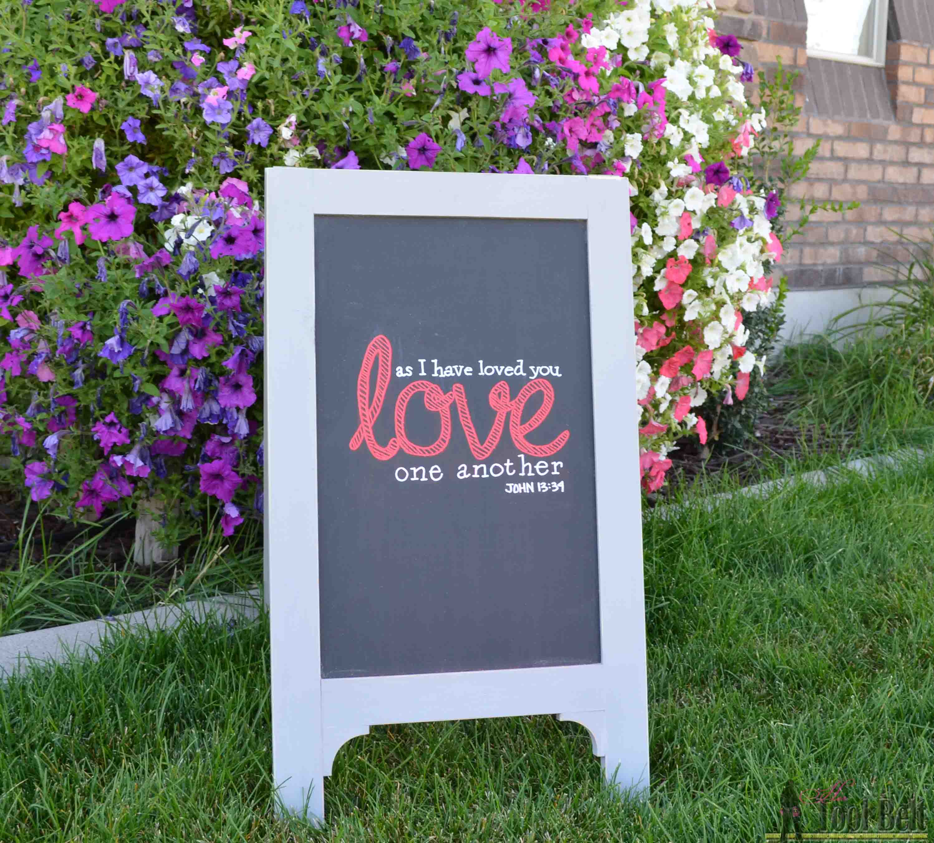 Chalkboard easels are so handy to have around for parties, holidays, weddings and for your budding little artist (kids). Free plans for a DIY A-Frame Chalkboard Easel.