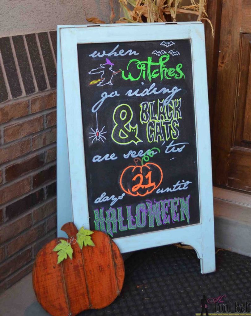 Create a fun Halloween advent countdown calendar with printable pattern, plus tips for writing word art on chalkboards.