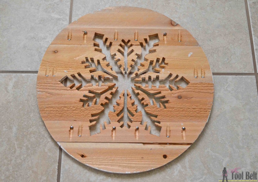 'Let it Snow' - wooden snowflake door hanger tutorial. Kreg pocket holes