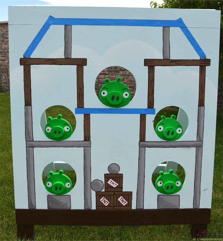 Knock out those bad piggies! Angry bird inspired football toss game, free plans and tutorial.