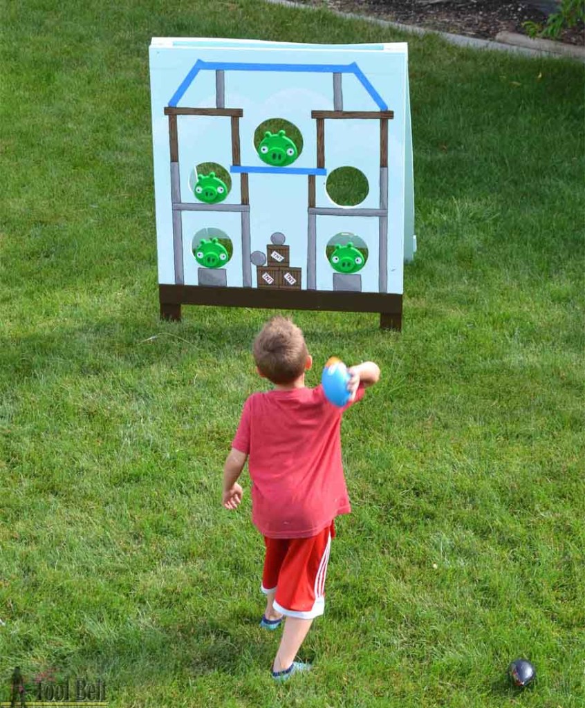 Knock out those bad piggies! Angry bird inspired football toss game, free plans and tutorial.