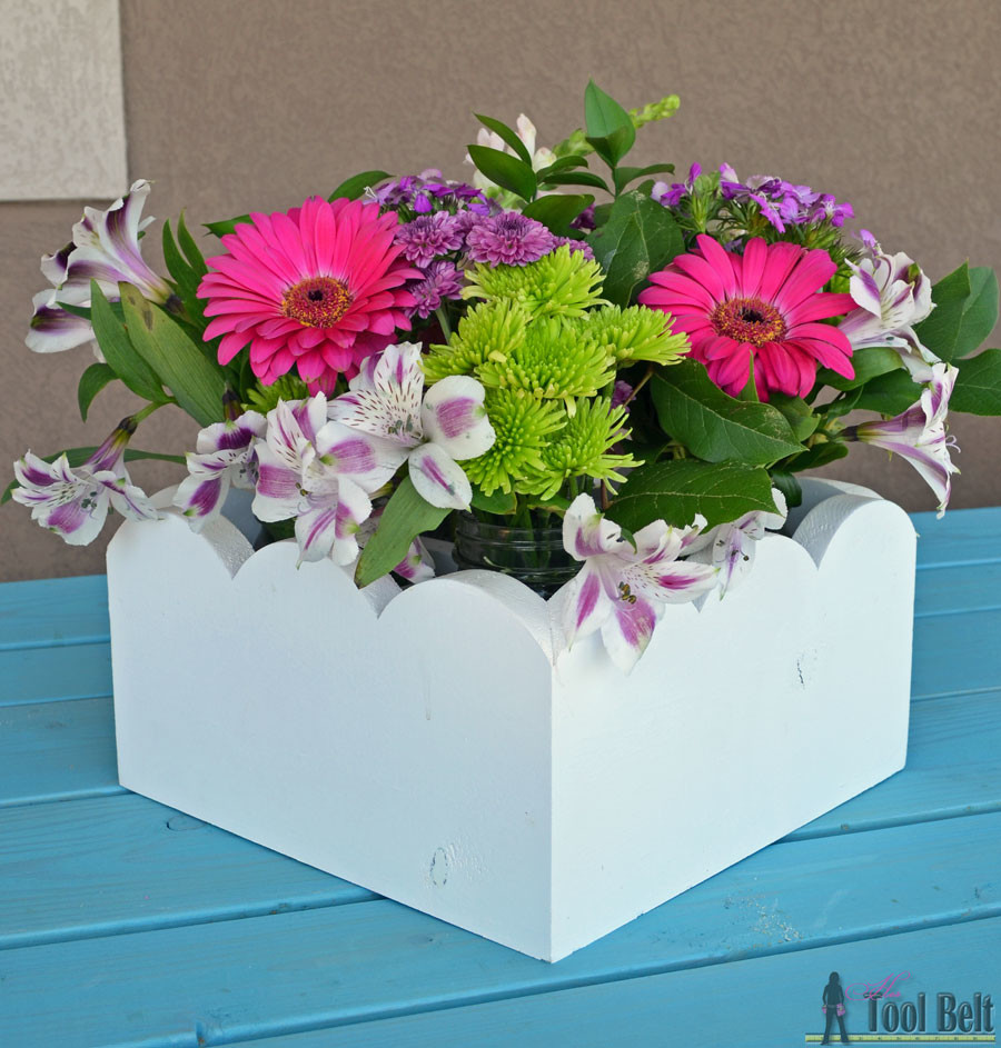 Cute planter boxes for a party, wedding or your kitchen table. Free plans to build a scallop mason jar centerpiece.