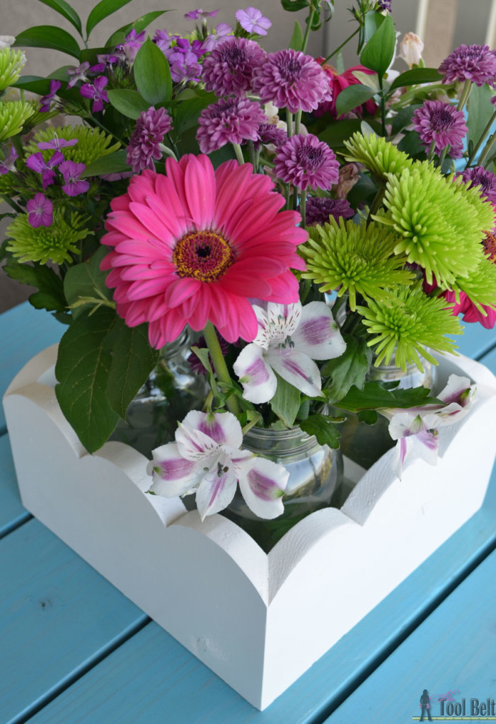 Cute planter boxes for a party, wedding or your kitchen table. Free plans to build a scallop mason jar centerpiece.