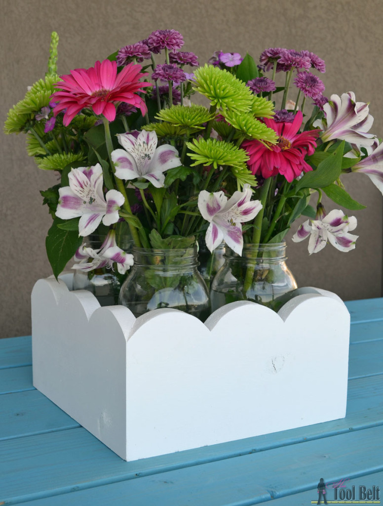 Cute planter boxes for a party, wedding or your kitchen table. Free plans to build a scallop mason jar centerpiece.