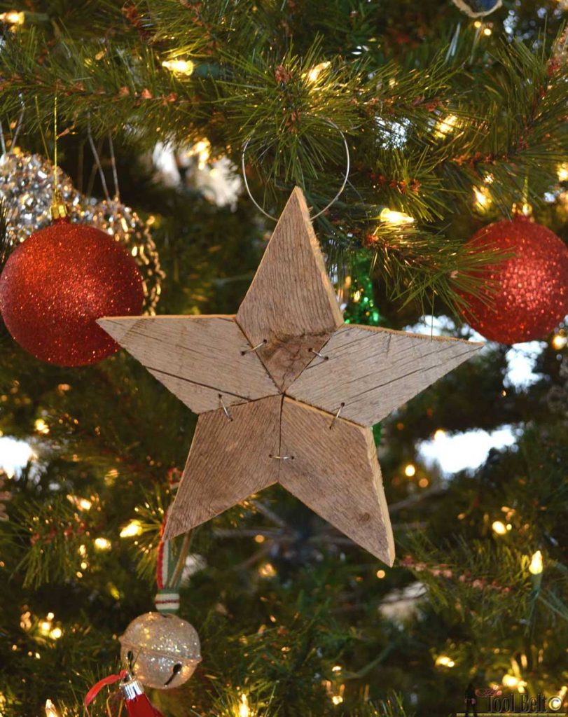 Easily add natural elements into your Christmas decor with these simple patchwork rustic stars. Free pattern and tutorial.