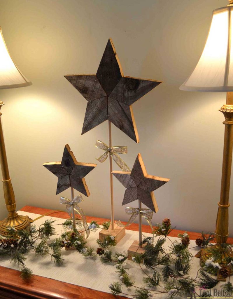 Easily add natural elements into your Christmas decor with these simple rustic patchwork wooden stars. Free patterns and tutorial.