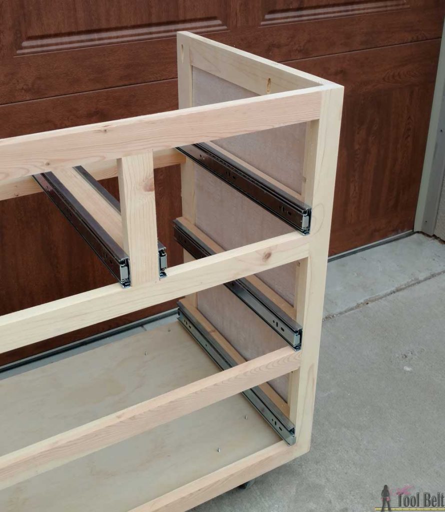  Plans gratuits pour construire une commode / table à langer à 5 tiroirs avec détail de planche à perles. 