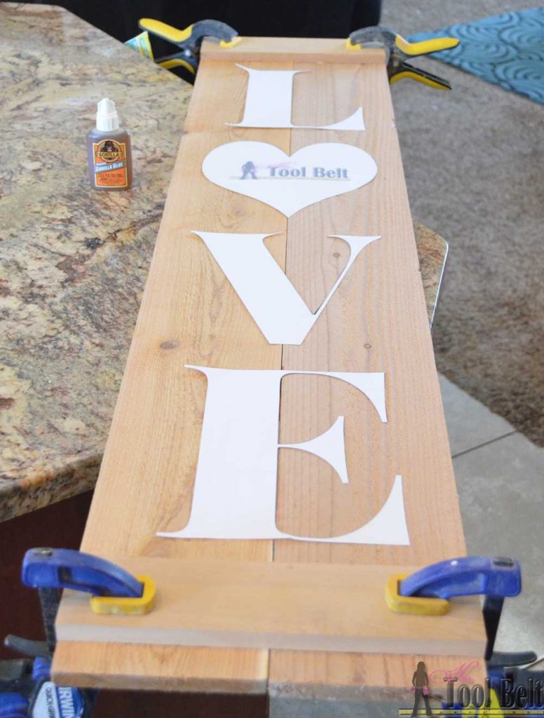 DIY big LOVE wood sign for Valentine's decor. Free plans and tutorial. 