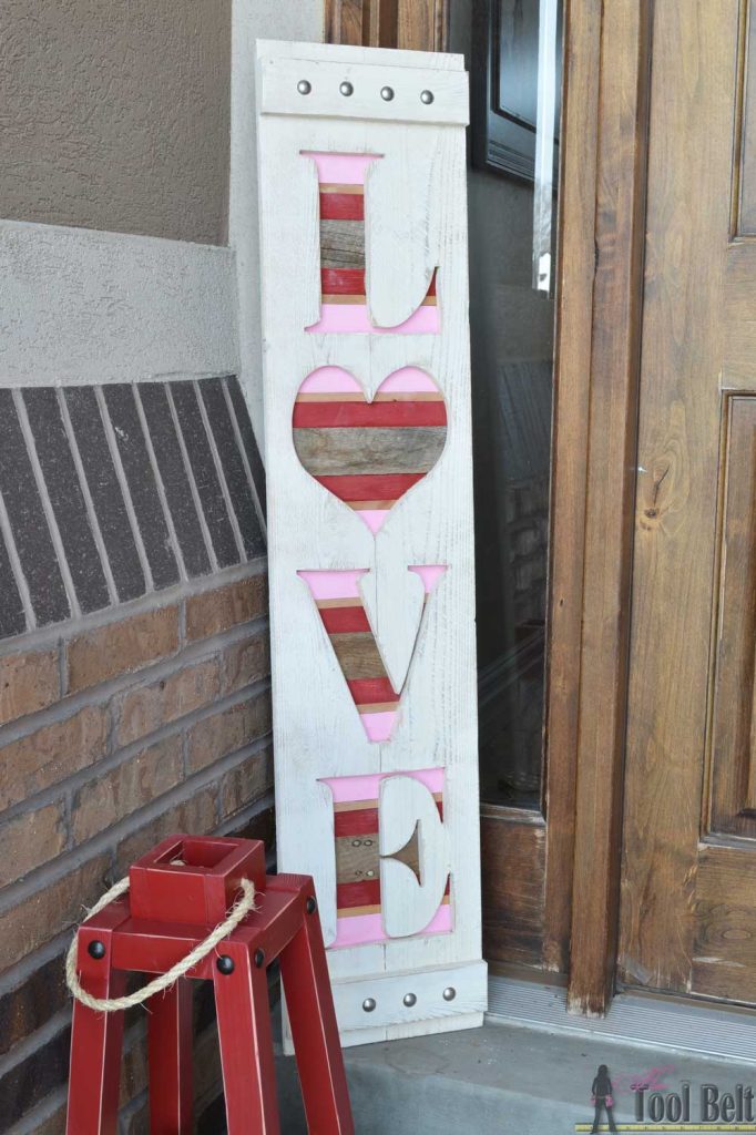 DIY big LOVE wood sign for Valentine's decor. Free plans and tutorial. 