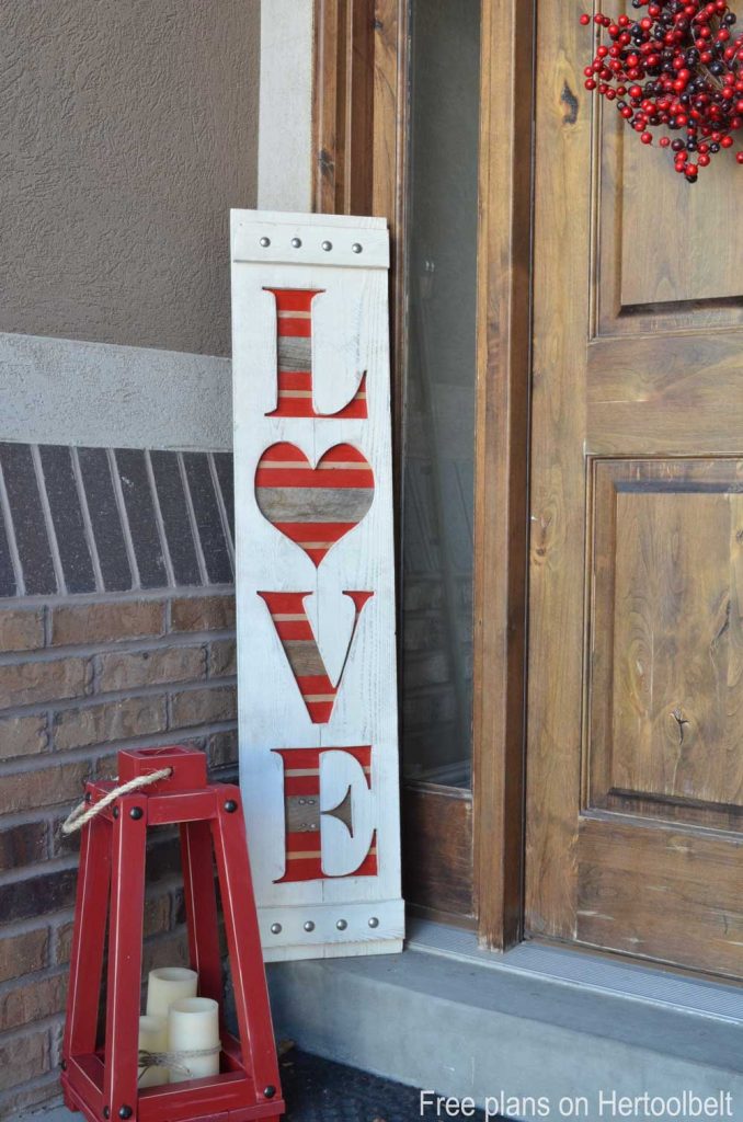 DIY big LOVE wood sign for Valentine's decor. Free plans and tutorial. 