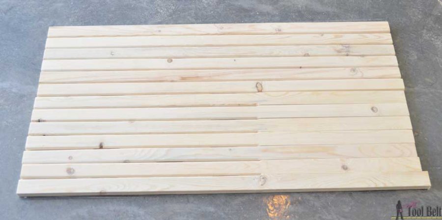 Easy patriotic rustic wood flag sign, the lumber will only cost about $9! Free plans and tutorial. 