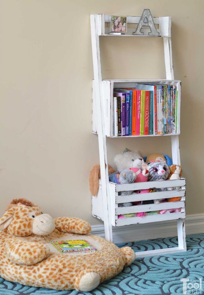 Oh this would be super easy to make. Build a leaning storage and bookshelf with crates, perfect to help organize kids bedrooms. Free building plans.