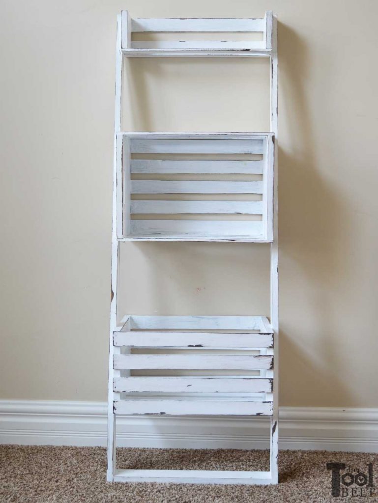 Oh this would be super easy to make. Build a leaning storage and bookshelf with crates, perfect to help organize kids bedrooms. Free building plans.