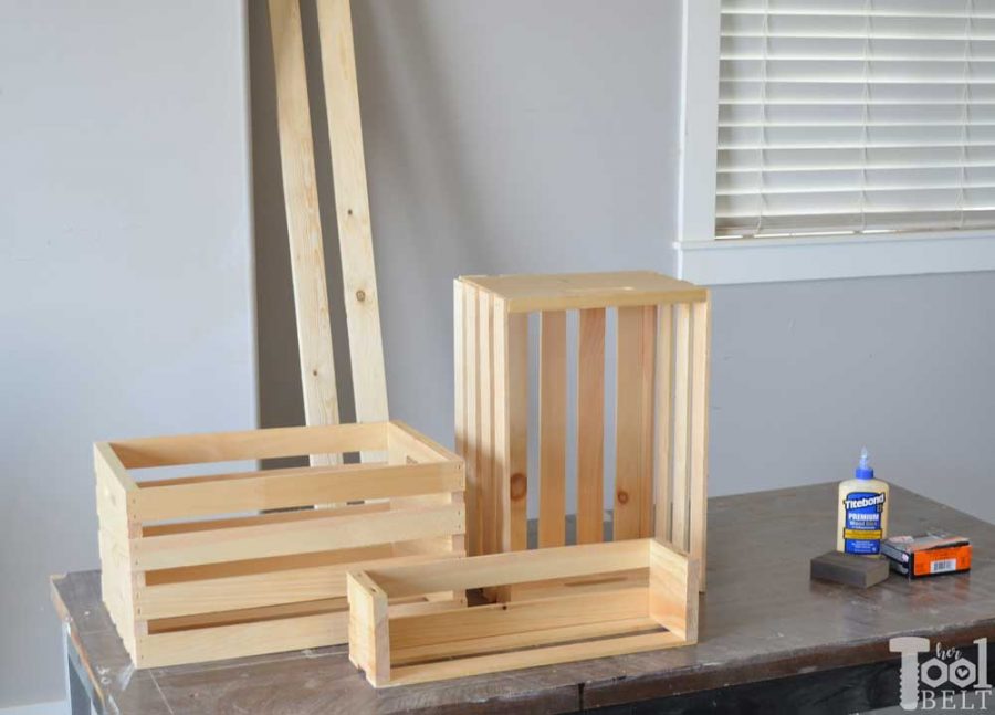 Oh this would be super easy to make. Build a leaning storage and bookshelf with crates, perfect to help organize kids bedrooms. Free building plans.