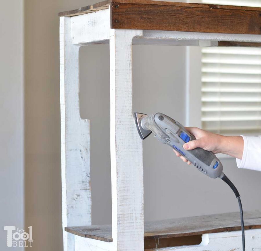 Grab a couple of free pallets and make a cute farmhouse style entry table for the front porch! Free plans and tutorial to build this pallet porch table.