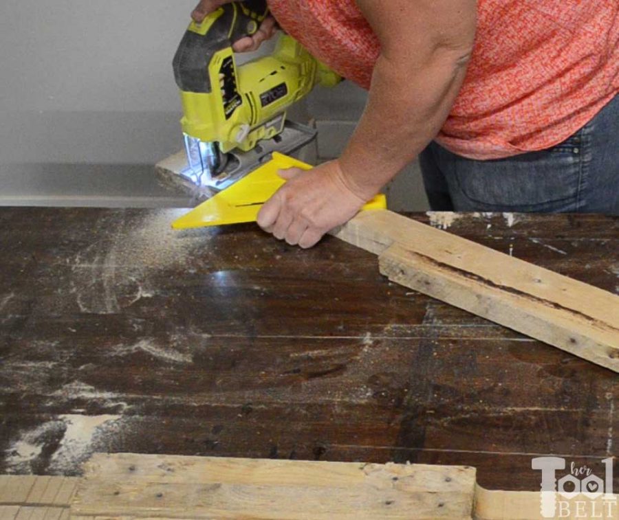 Grab a couple of free pallets and make a cute farmhouse style entry table for the front porch! Free plans and tutorial to build this pallet porch table.