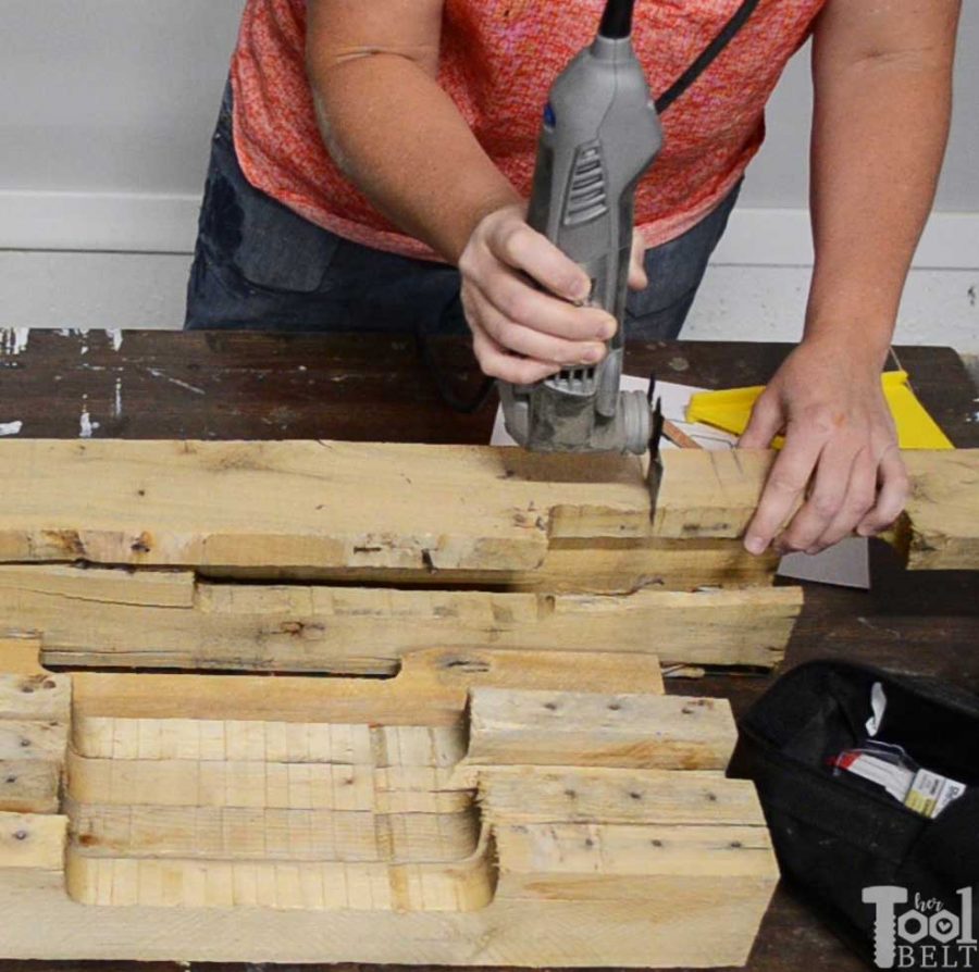 Grab a couple of free pallets and make a cute farmhouse style entry table for the front porch! Free plans and tutorial to build this pallet porch table.