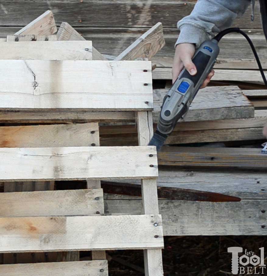 Grab a couple of free pallets and make a cute farmhouse style entry table for the front porch! Free plans and tutorial to build this pallet porch table.