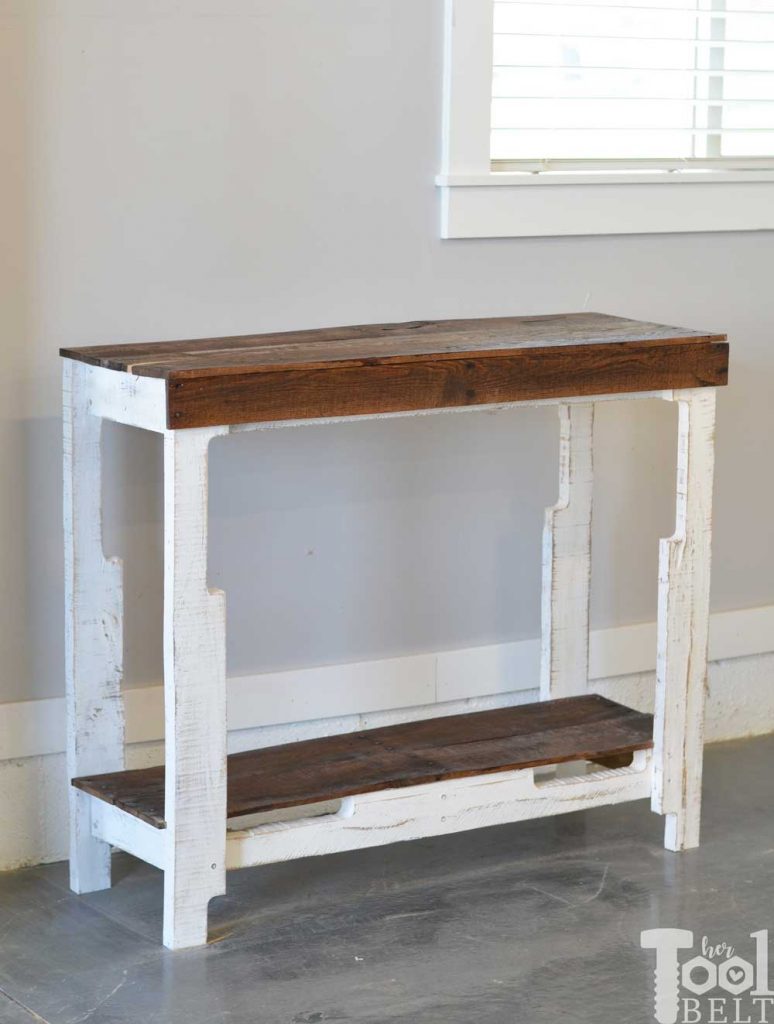 Grab a couple of free pallets and make a cute farmhouse style entry table for the front porch! Free plans and tutorial to build this pallet porch table.