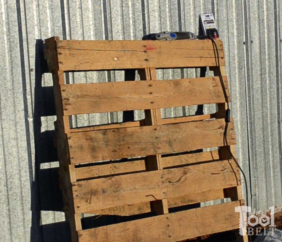 Grab a couple of free pallets and make a cute farmhouse style entry table for the front porch! Free plans and tutorial to build this pallet porch table.