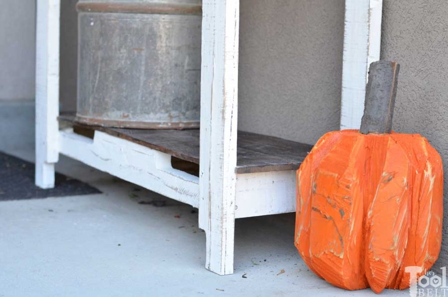 Grab a couple of free pallets and make a cute farmhouse style entry table for the front porch! Free plans and tutorial to build this pallet porch table.