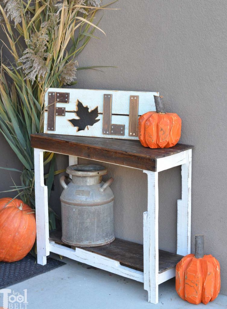 Grab a couple of free pallets and make a cute farmhouse style entry table for the front porch! Free plans and tutorial to build this pallet porch table.