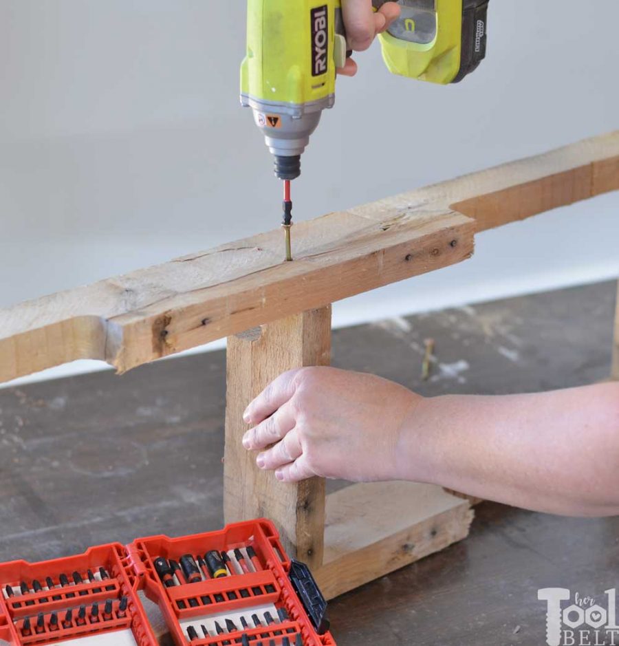 Grab a couple of free pallets and make a cute farmhouse style entry table for the front porch! Free plans and tutorial to build this pallet porch table.