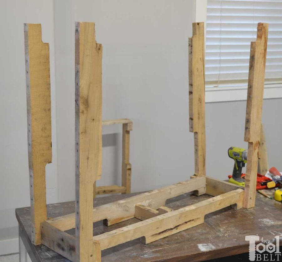 Grab a couple of free pallets and make a cute farmhouse style entry table for the front porch! Free plans and tutorial to build this pallet porch table.