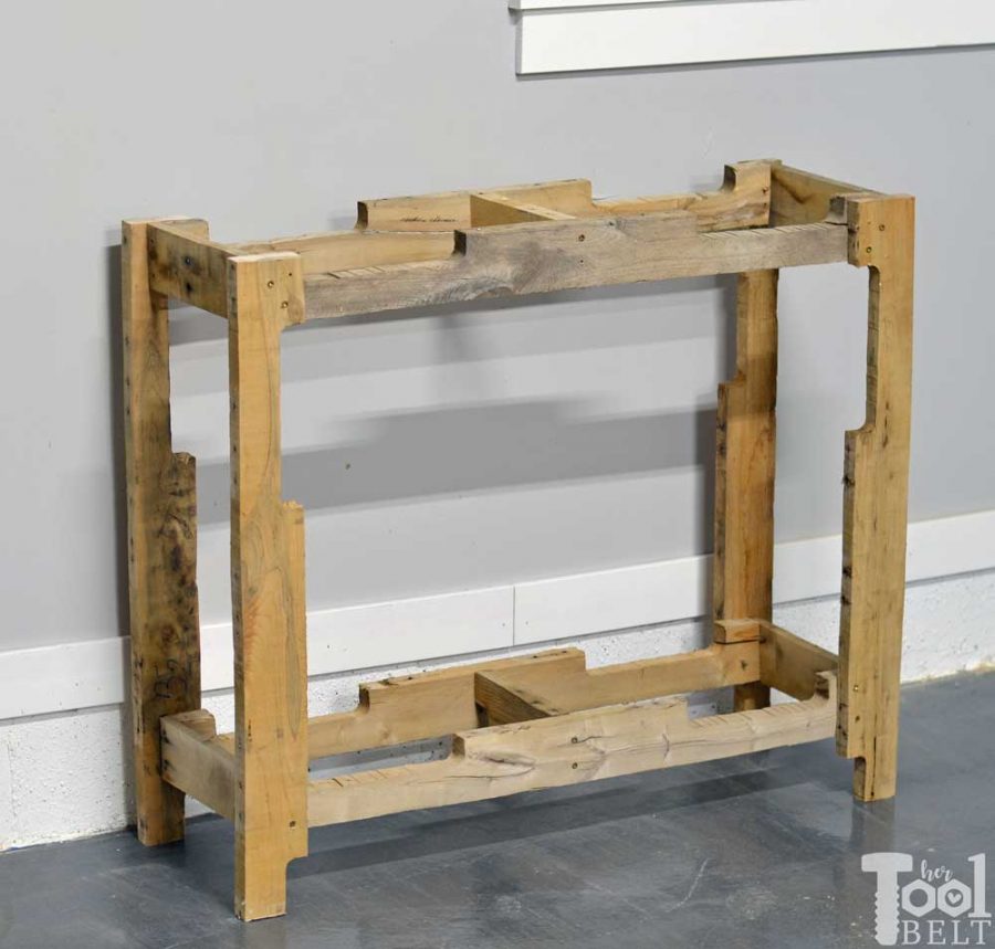 Grab a couple of free pallets and make a cute farmhouse style entry table for the front porch! Free plans and tutorial to build this pallet porch table.