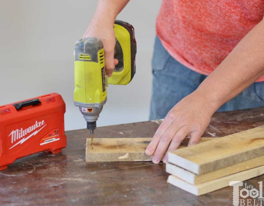 Grab a couple of free pallets and make a cute farmhouse style entry table for the front porch! Free plans and tutorial to build this pallet porch table.