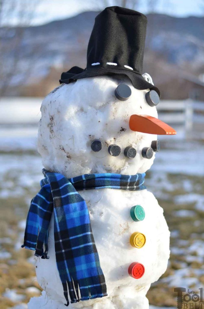 Do you want to build a Snowman? DIY snowman kit made out of wood, fleece and felt. Tutorial and free pattern with fun snowman accessories.