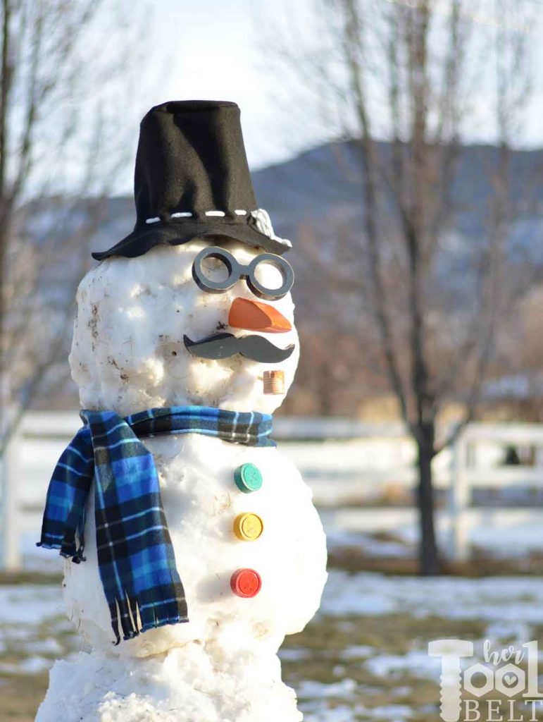 Do you want to build a Snowman? DIY snowman kit made out of wood, fleece and felt. Tutorial and free pattern with fun snowman accessories.