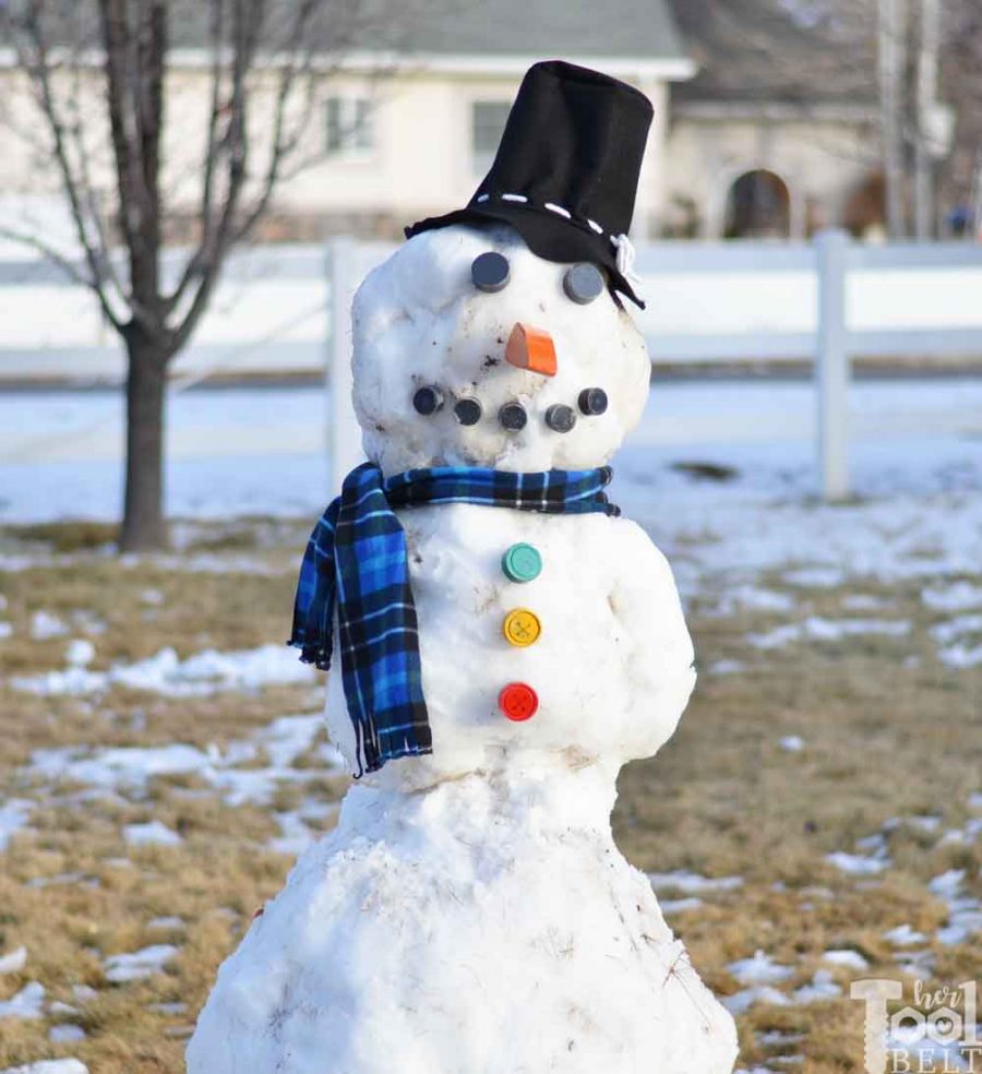 Do you want to build a Snowman? DIY snowman kit made out of wood, fleece and felt. Tutorial and free pattern with fun snowman accessories.