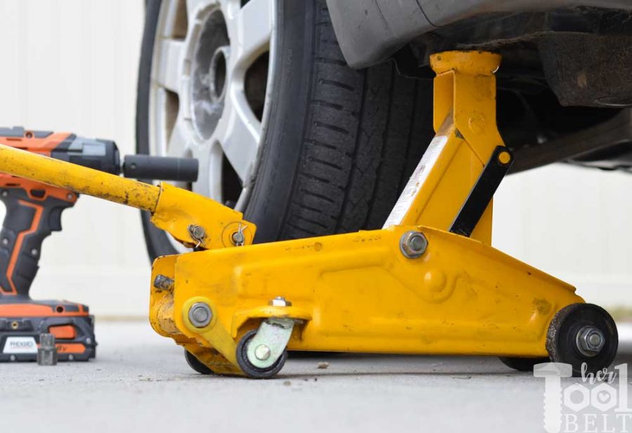 Use a hydraulic jack to quickly jack up the car to change the tire.