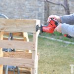 How to Take Apart Pallets Easy