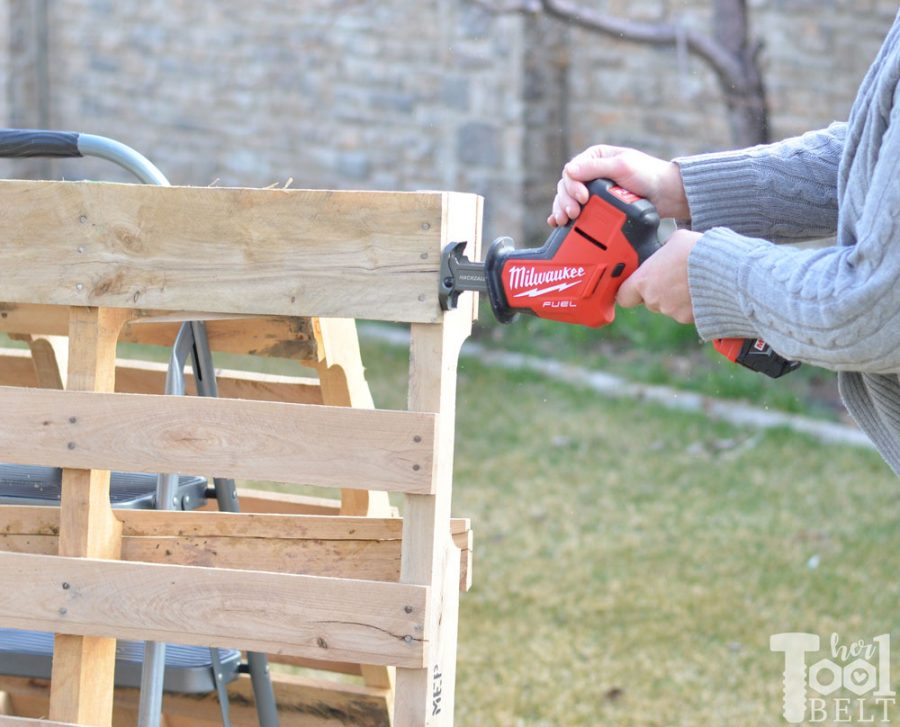 The easy way to take apart pallets and save the nail holes. It only takes a few minutes to dismantle the pallets. Great for any rustic project.