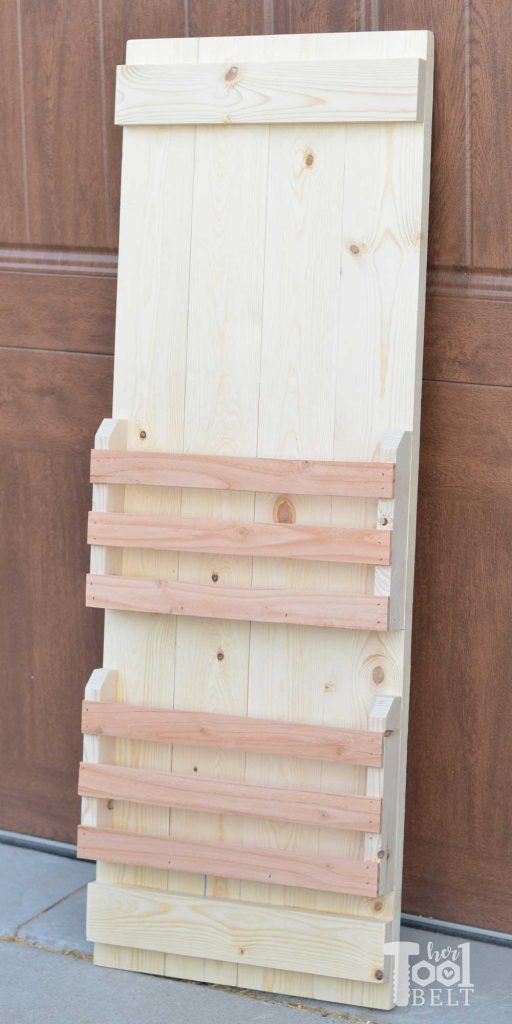Need to organize the school work/papers and homework? Free plans to build a backpack storage & school work organizer. Build it for about $10 in wood.