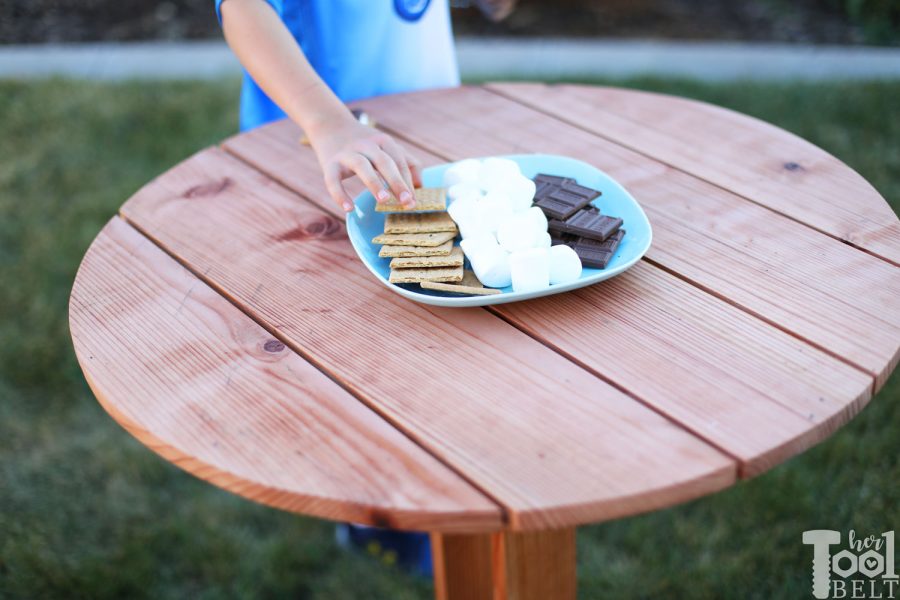 Free plans to build a simple round side table for about $20 in wood!