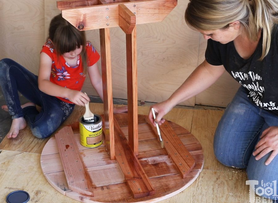 Free plans to build a simple round side table for about $20 in wood!