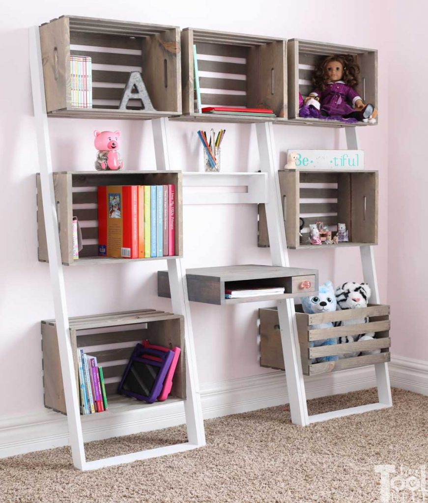 Free plans to build an easy leaning crate ladder bookshelf and desk system for kids. The crates are great to organize and store books and toys. Free plans on hertoolbelt.com 