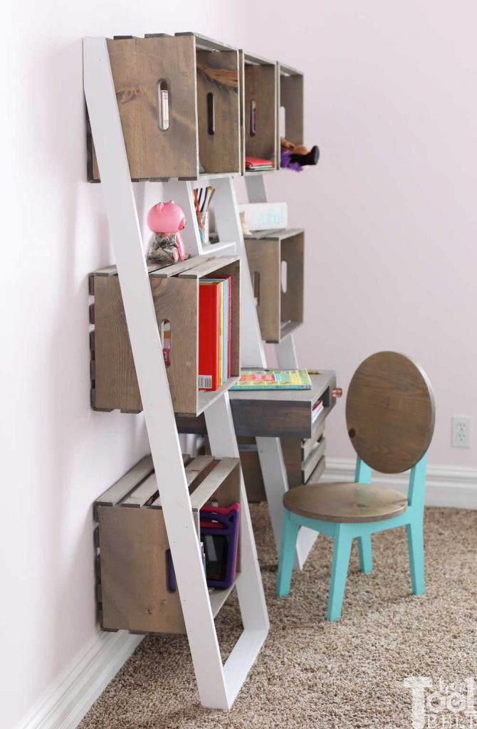 Free plans to build an easy leaning crate ladder bookshelf and desk system for kids. The crates are great to organize and store books and toys. Free plans on hertoolbelt.com 