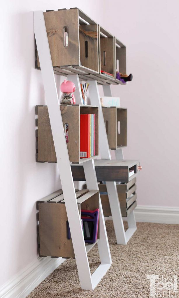 Free plans to build an easy leaning crate ladder bookshelf and desk system for kids. The crates are great to organize and store books and toys. Free plans on hertoolbelt.com 