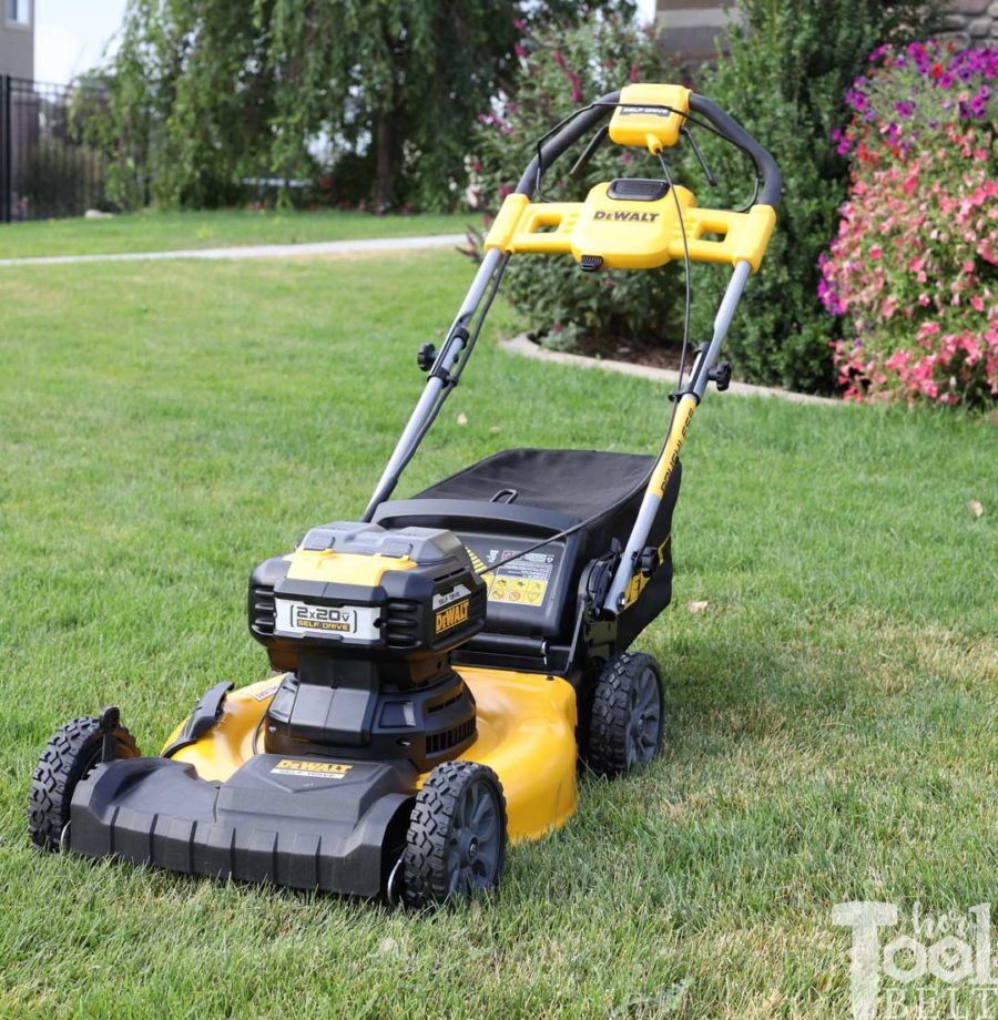 Forget the pull string, DEWALT lawn mowers let you mow the lawn with the same batteries you use in your drills and saws! DEWALT 20V+20V lawn mower tool review. #THDProSpective